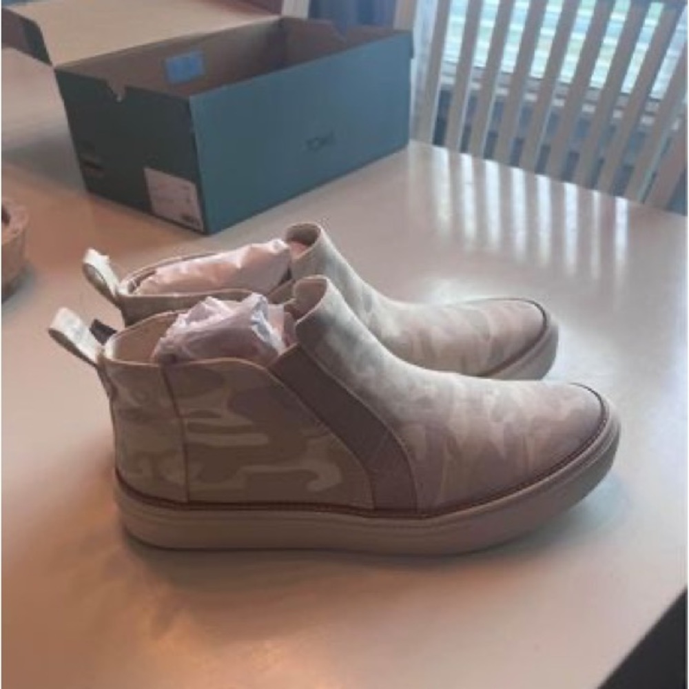 Women’s Toms neutral camo print